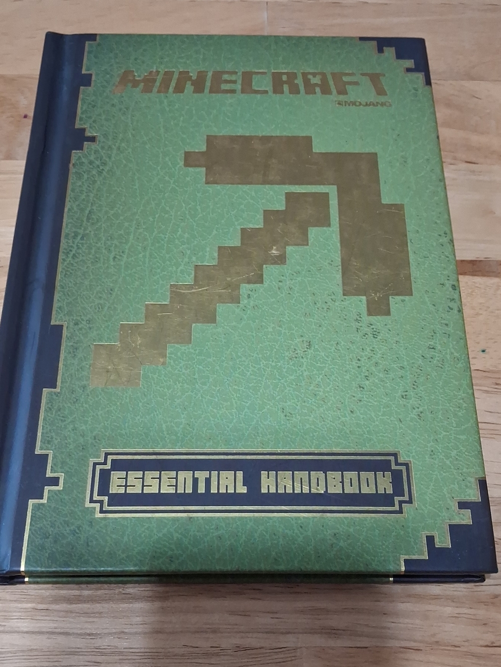 Minecraft Essential Handbook - Green & Gold Edition Hardcover